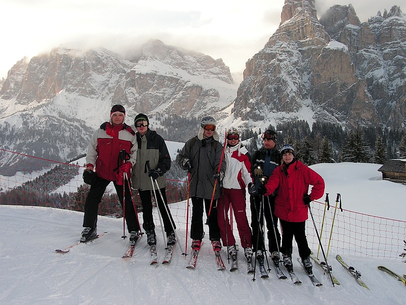 Włochy, 2006.02.19-25 058.jpg - A to już nasza ekipa. Prawie w komplecie, bez Agi i Filipa. Od lewej: Gryk, Tomek, Marek, Julia, Marek, Joasia.